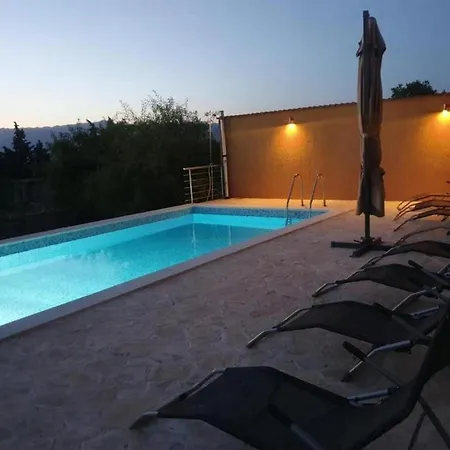 Getaway With Pool And Garden * 벤코바츠