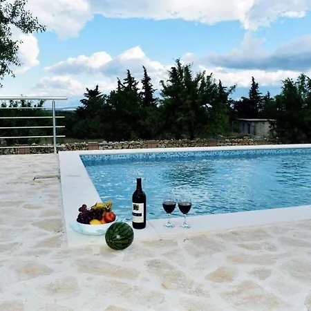 Getaway With Pool And Garden