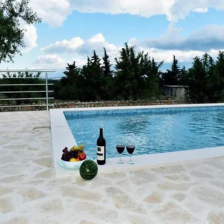 Getaway With Pool And Garden 빌라